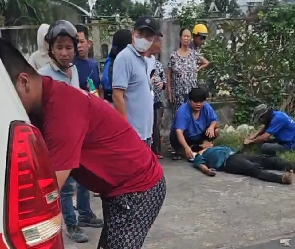 TP Hồ Chí Minh: Xe đầu kéo mất lái tông dải phân cách Quốc lộ 51, tài xế nguy kịch - Ảnh 1.