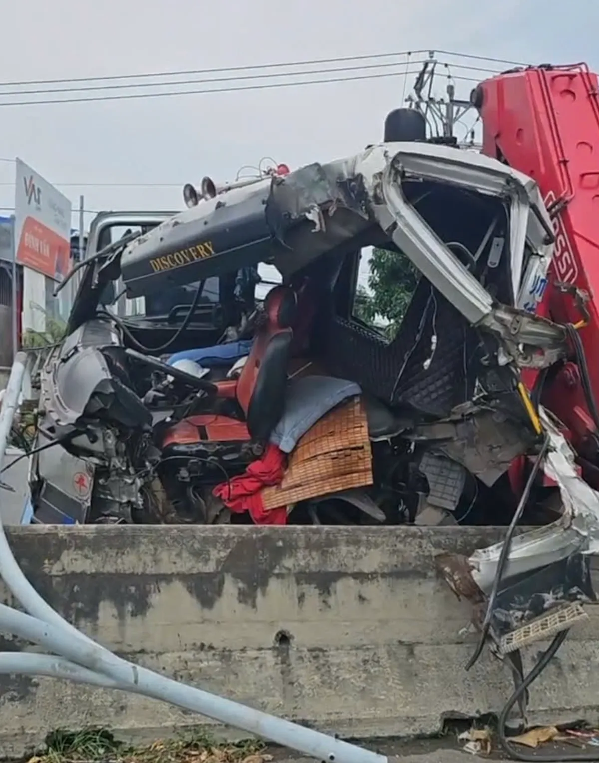 TP Hồ Chí Minh: Xe đầu kéo mất lái tông dải phân cách Quốc lộ 51, tài xế nguy kịch - Ảnh 2.