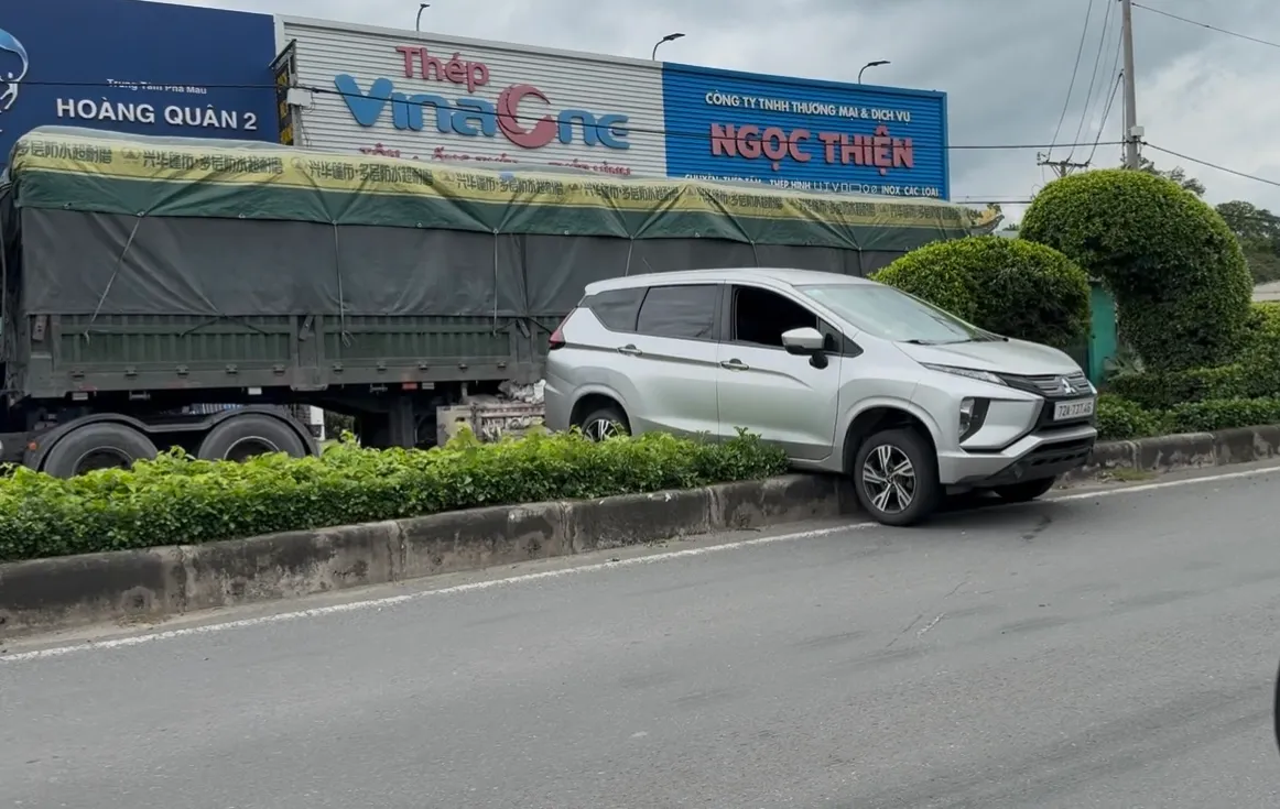 TP Hồ Chí Minh: Xe đầu kéo mất lái tông dải phân cách Quốc lộ 51, tài xế nguy kịch - Ảnh 3.