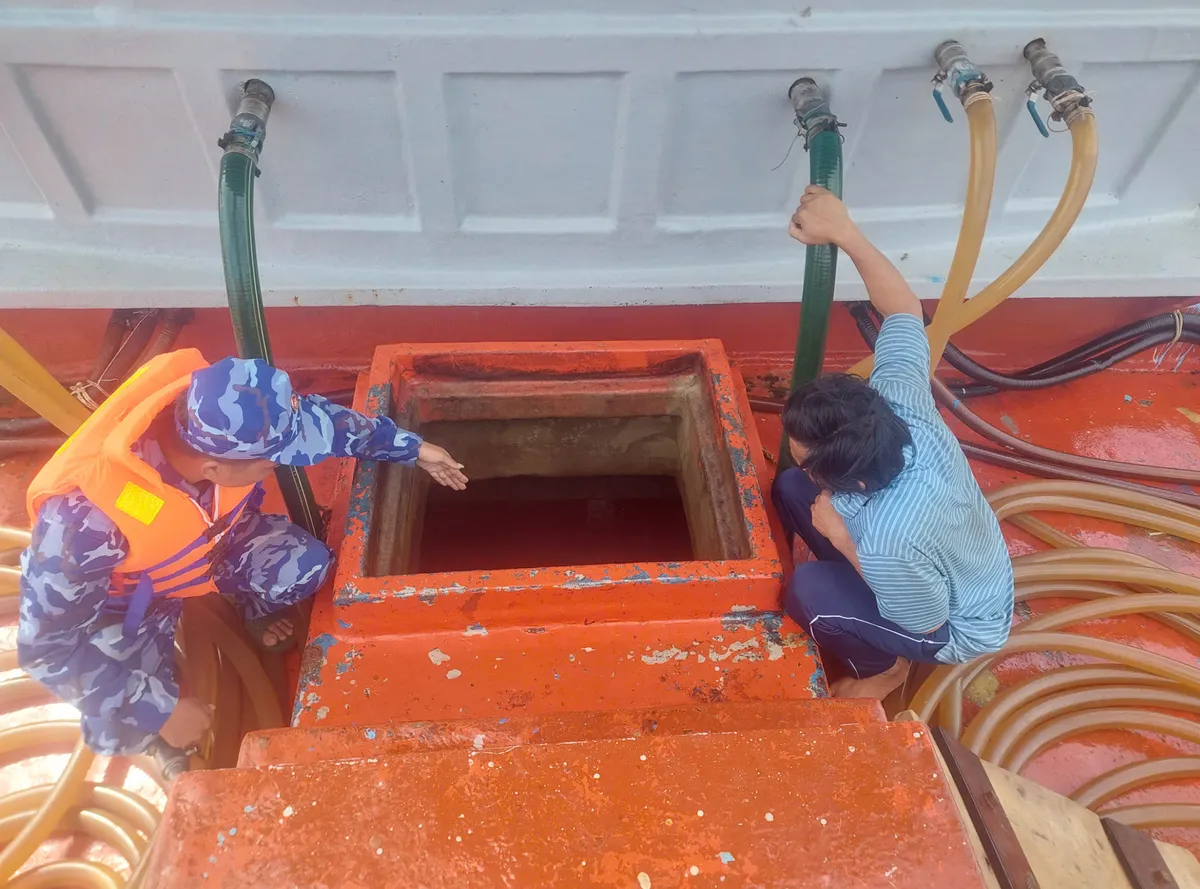 Bắt giữ tàu vận chuyển 110.000 lít dầu DO không rõ nguồn gốc trên biển Tây Nam - Ảnh 1.