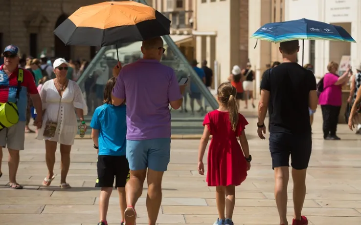 Du khách đi bộ trong ngày hè nóng nực ở Malaga, Tây Ban Nha, ngày 5/8 (Ảnh: Anadolu) Du khách đi bộ trong ngày hè nóng nực ở Malaga, Tây Ban Nha, ngày 5/8 (Ảnh: Anadolu)