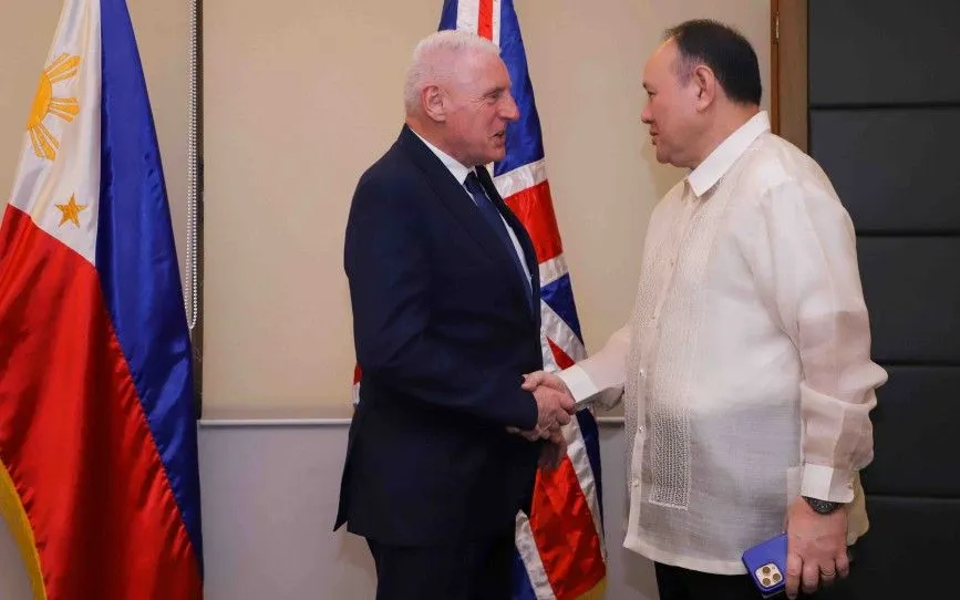 Bộ trưởng Quốc phòng Philippines Teodoro (phải) chào đón Quốc vụ khanh Quốc phòng Anh Vernon Coaker tại thành phố Quezon, ngày 16/9 (Ảnh: DND) Bộ trưởng Quốc phòng Philippines Teodoro (phải) chào đón Quốc vụ khanh Quốc phòng Anh Vernon Coaker tại thành phố Quezon, ngày 16/9 (Ảnh: DND)