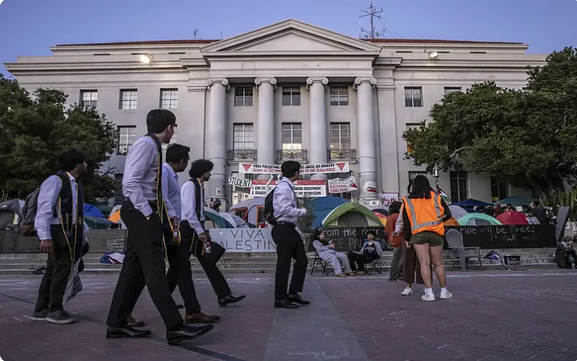 Chính quyền Tổng thống Trump bị kiện vì đóng băng tài trợ cho Đại học California  - Ảnh 1.