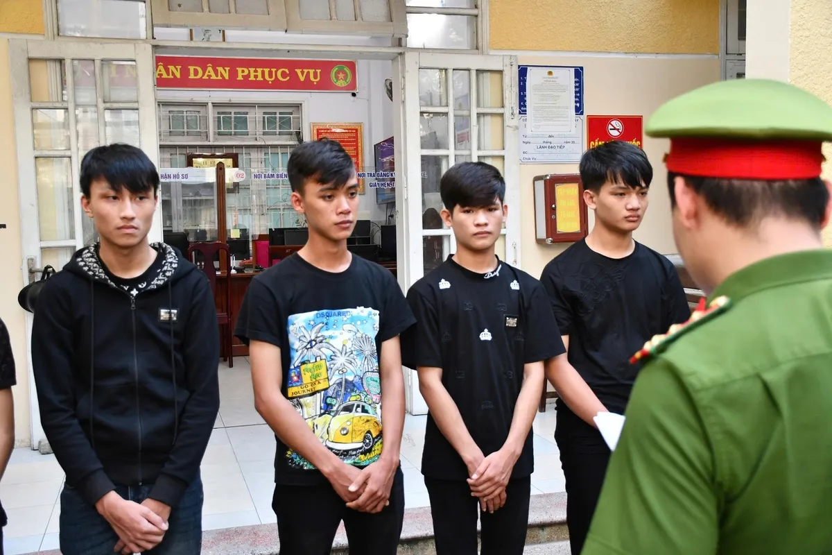 Khởi tố nhóm thanh thiếu niên mang hung khí, vô cớ đánh người đi đường ở Đà Nẵng- Ảnh 2. Khởi tố nhóm thanh thiếu niên mang hung khí, vô cớ đánh người đi đường ở Đà Nẵng- Ảnh 2.