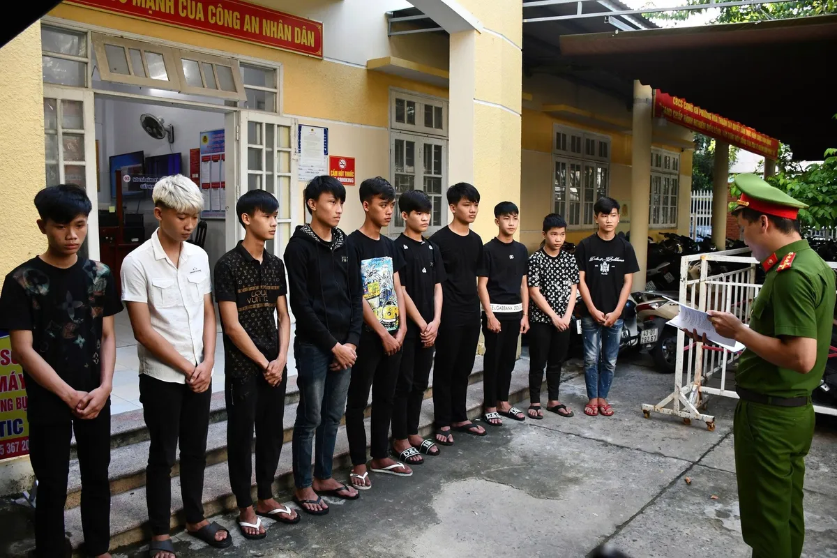 Khởi tố nhóm thanh thiếu niên mang hung khí, vô cớ đánh người đi đường ở Đà Nẵng- Ảnh 1. Khởi tố nhóm thanh thiếu niên mang hung khí, vô cớ đánh người đi đường ở Đà Nẵng- Ảnh 1.
