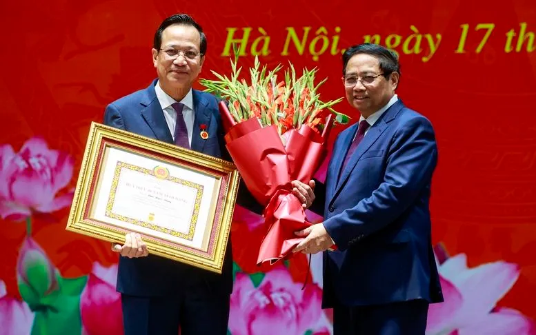 Thủ tướng chúc mừng đồng chí Đào Ngọc Dung - Ảnh: VGP