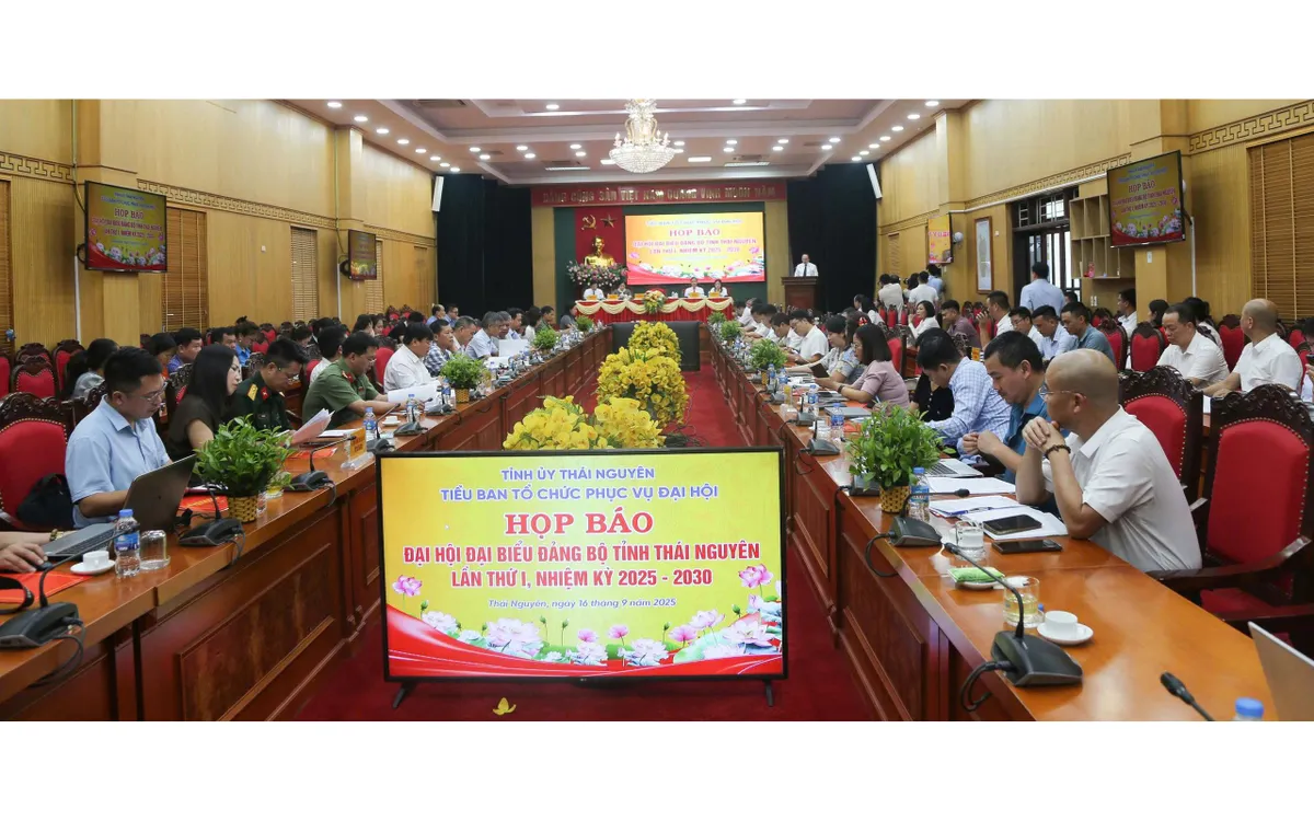 Toàn cảnh buổi họp. Ảnh: Quốc Tùng Toàn cảnh buổi họp. Ảnh: Quốc Tùng