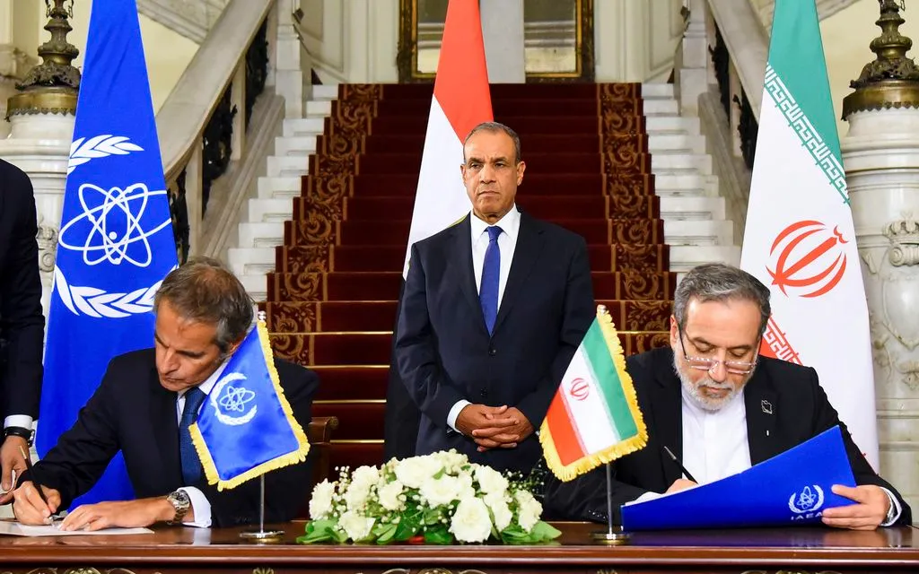 Bộ trưởng Ngoại giao Iran Araghchi và Tổng Giám đốc IAEA Grossi ký thỏa thuận mở đường cho việc nối lại hợp tác, ở Cairo, Ai Cập, ngày 9/9 (Ảnh: AP) Bộ trưởng Ngoại giao Iran Araghchi và Tổng Giám đốc IAEA Grossi ký thỏa thuận mở đường cho việc nối lại hợp tác, ở Cairo, Ai Cập, ngày 9/9 (Ảnh: AP)