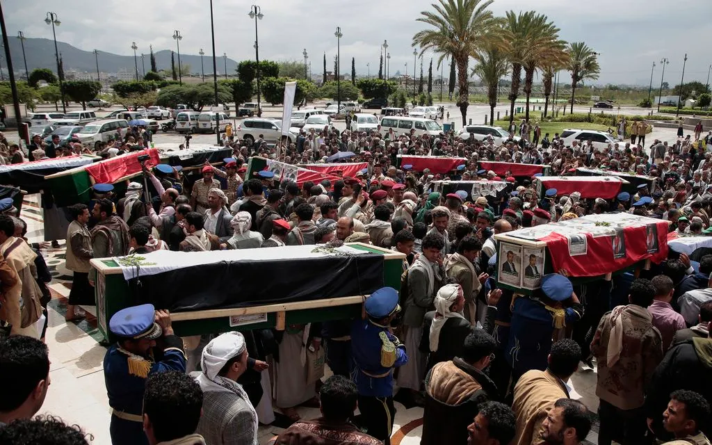 Người dân Yemen khiêng quan tài của 31 nhà báo địa phương thiệt mạng trong các cuộc không kích của Israel vào tuần trước, tại Sanaa (Ảnh: AP)