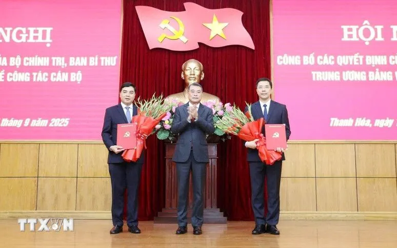 Đồng chí Lê Minh Hưng, Ủy viên Bộ Chính trị, Bí thư Trung ương Đảng, Trưởng Ban Tổ chức Trung ương trao quyết định của Bộ Chính trị cho đồng chí Nguyễn Hoài Anh (trái) và đồng chí Nguyễn Hồng Phong (phải). (Ảnh: Việt Hoàng/TTXVN)