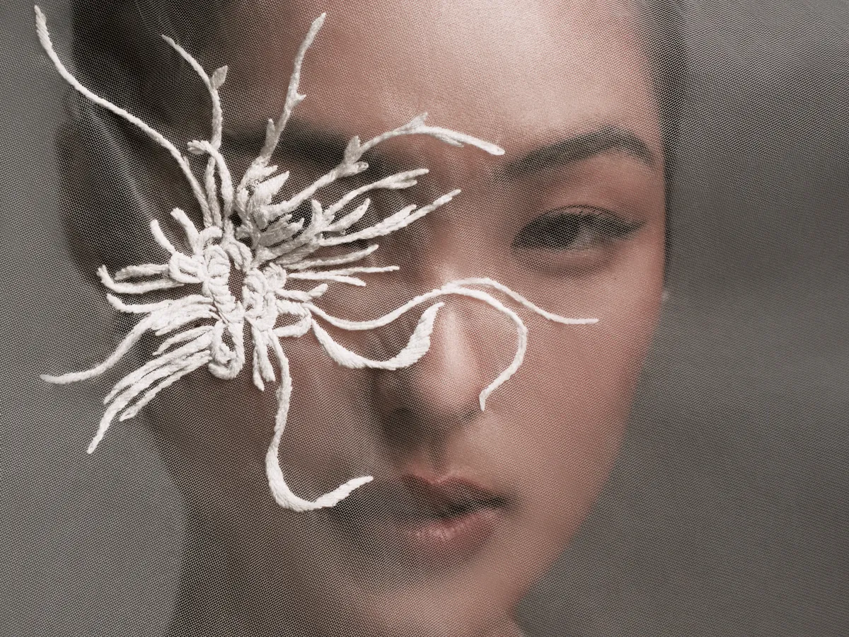 HER-ITAGE - Ch&eacute;p lại c&acirc;u chuyện di sản bằng đường kim mũi chỉ - Ảnh 1.