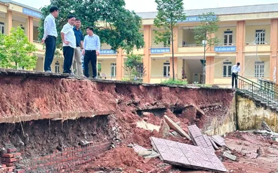 Khu vực sạt lở tại Trường Tiểu học Minh Quang B (thôn Đá Chông). Ảnh: Kim Nhuệ