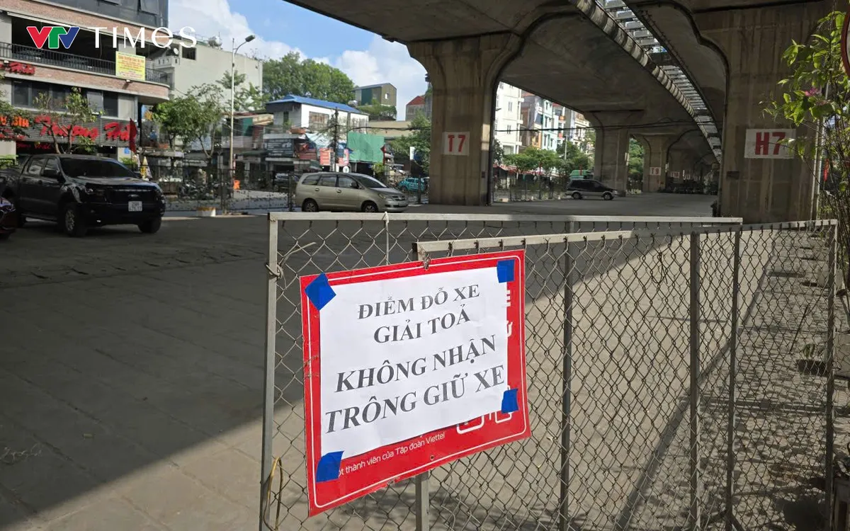 Các bãi xe dưới gầm cầu Vĩnh Tuy bị "xóa sổ". Ảnh: Quốc Hưng
