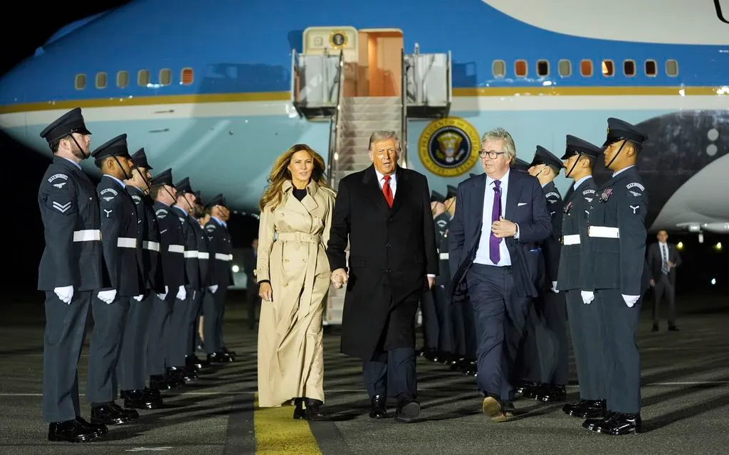 Tổng thống Donald Trump và Đệ nhất phu nhân Melania Trump  đến sân bay Stansted gần London, Anh, ngày 16/9 (Ảnh: AP) Tổng thống Donald Trump và Đệ nhất phu nhân Melania Trump  đến sân bay Stansted gần London, Anh, ngày 16/9 (Ảnh: AP)