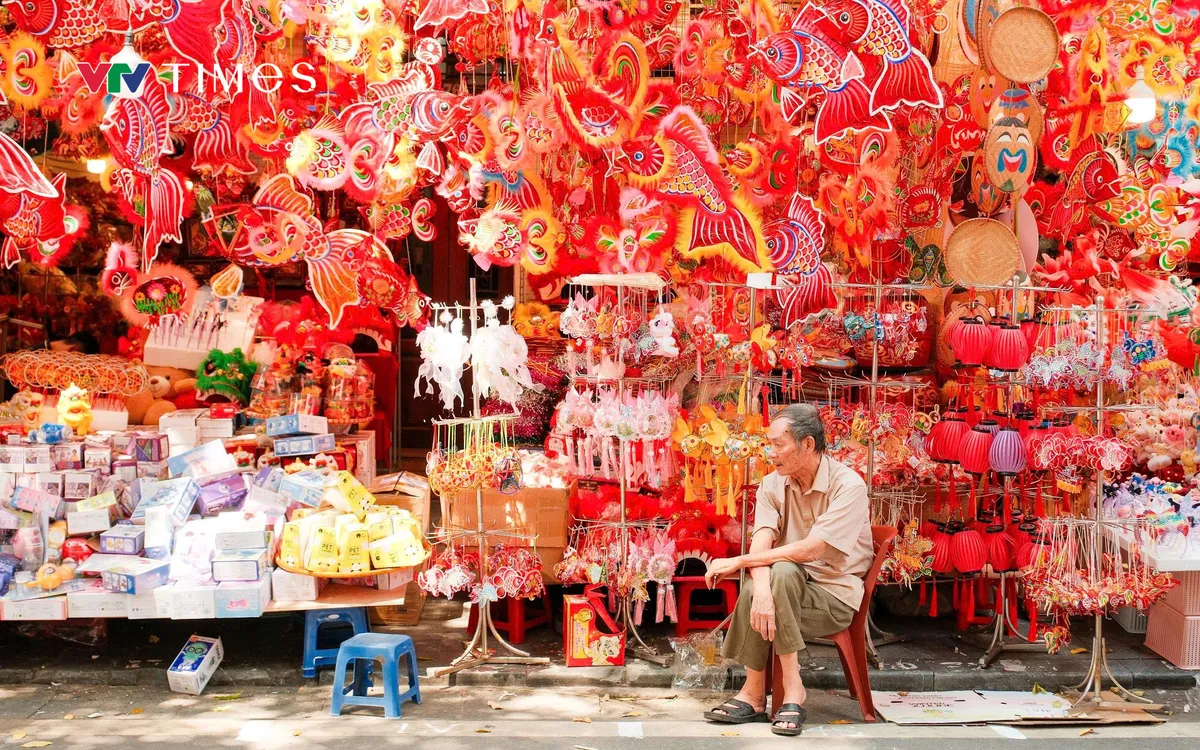 Trong nhịp sống đô thị ngày càng hối hả, những món đồ chơi dân gian như đèn ông sao, trống ếch, tò he… vẫn sáng rực trên các con phố Hà Nội, gợi về ký ức tuổi thơ và trở thành lựa chọn thân thuộc của nhiều gia đình như một cách lưu giữ hồn cốt Trung thu truyền thống.