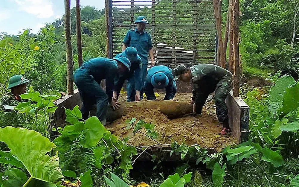 Ban Công binh Bộ CHQS tỉnh Nghệ An cùng các lực lượng phối hợp vận chuyển quả bom đến khu vực hủy nổ. Ảnh Trọng Kiên.