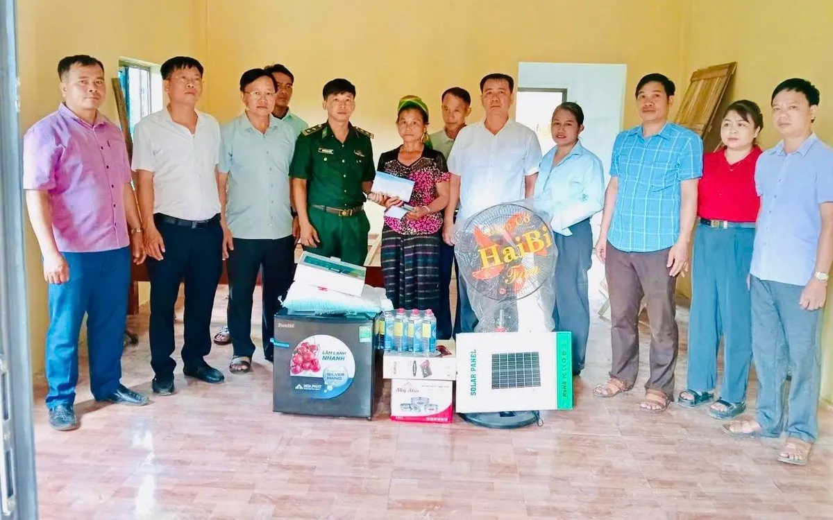 2 gia đình bị lũ quét cuốn trôi, vùi lấp nhà được nhận căn nhà kiên cố - Ảnh: cơ sở cung cấp.  
 2 gia đình bị lũ quét cuốn trôi, vùi lấp nhà được nhận căn nhà kiên cố - Ảnh: cơ sở cung cấp.