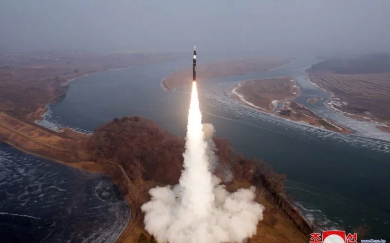Vụ thử tên lửa đạn đạo siêu thanh tầm trung của Triều Tiên, ngày 6/1/2025 (Ảnh: KCNA/UPI) Vụ thử tên lửa đạn đạo siêu thanh tầm trung của Triều Tiên, ngày 6/1/2025 (Ảnh: KCNA/UPI)