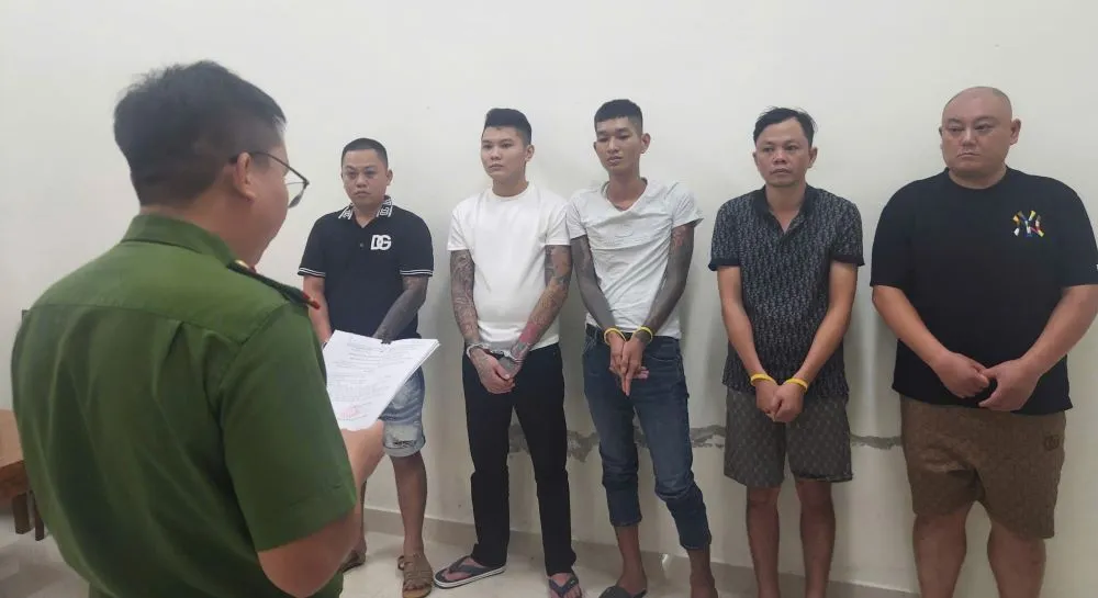 5 đối tượng bắt giữ người trái pháp luật, đánh đập người nước ngoài vì thua bạc nợ tiền - Ảnh 1.