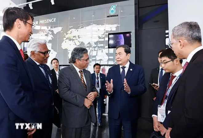 Chủ tịch Quốc hội thăm, làm việc với lãnh đạo Tập đoàn Dầu khí Quốc gia Malaysia - Ảnh 2.