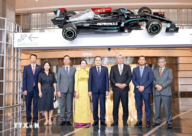 Chủ tịch Quốc hội thăm, làm việc với lãnh đạo Tập đoàn Dầu khí Quốc gia Malaysia - Ảnh 1.
