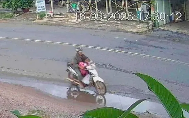 Ảnh trích xuất camera ngày 16/9 đối tượng Hồ Văn Quân dụ dỗ và chở cháu bé đi theo hướng ngã ba Khe Đol, phường Bình Minh, thành phố Tây Ninh. (Ảnh: TTXVN)