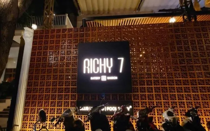 Nhà hàng  KTV Richy 7 bị phát hiện hoạt động mại dâm trá hình và buôn bán khí cười (N2O). Nhà hàng  KTV Richy 7 bị phát hiện hoạt động mại dâm trá hình và buôn bán khí cười (N2O).