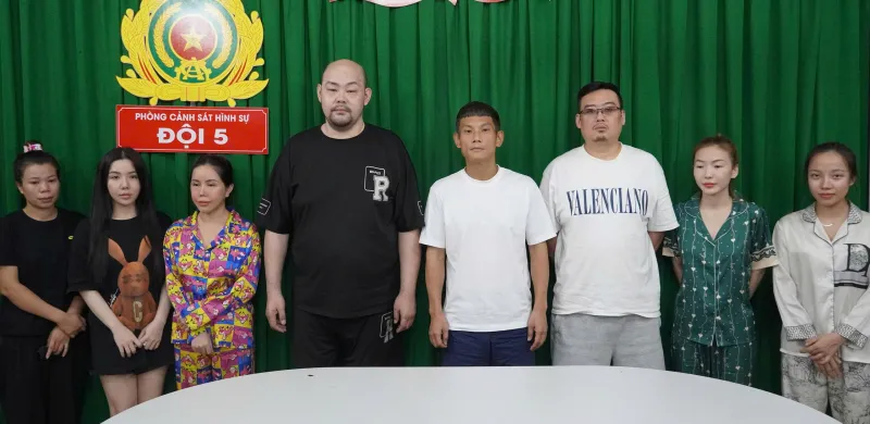 Công an TP Hồ Chí Minh triệt phá tụ điểm mại dâm trá hình tại nhà hàng KTV Richy 7- Ảnh 1. Công an TP Hồ Chí Minh triệt phá tụ điểm mại dâm trá hình tại nhà hàng KTV Richy 7- Ảnh 1.