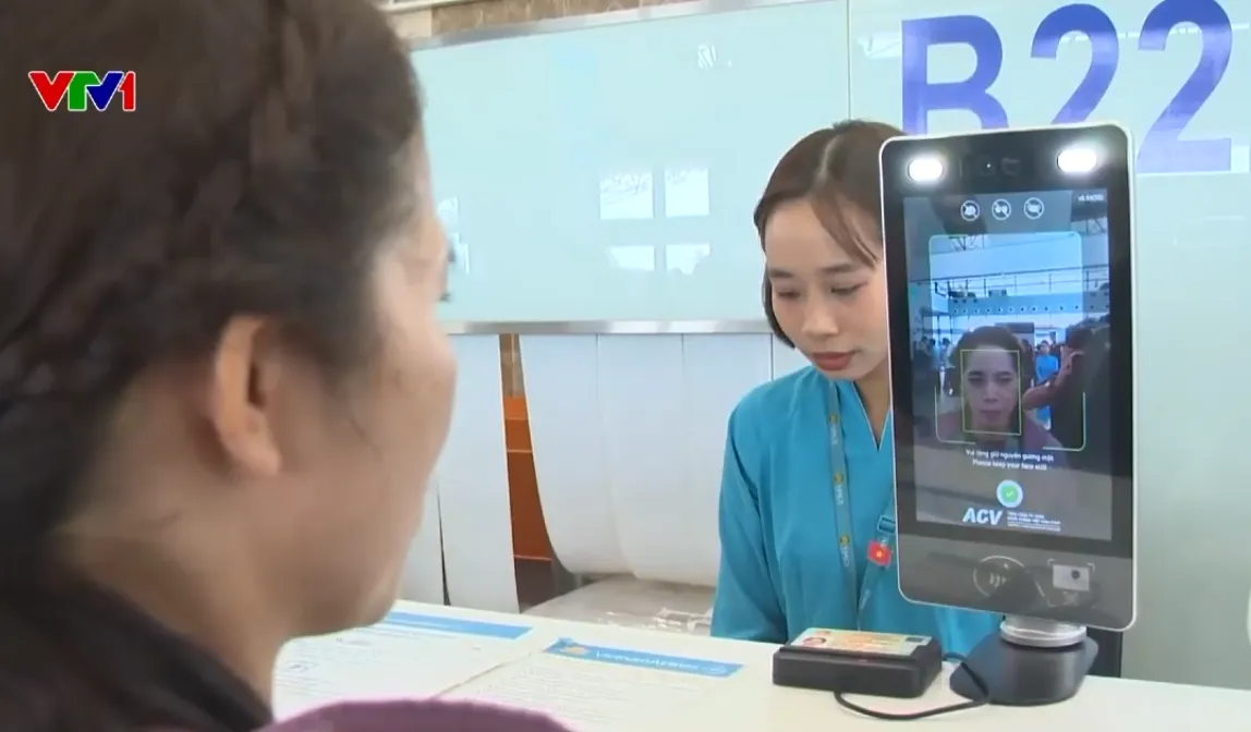 VNeID tạo thuận lợi cho người dân khi làm thủ tục tại sân bay - Ảnh 1.