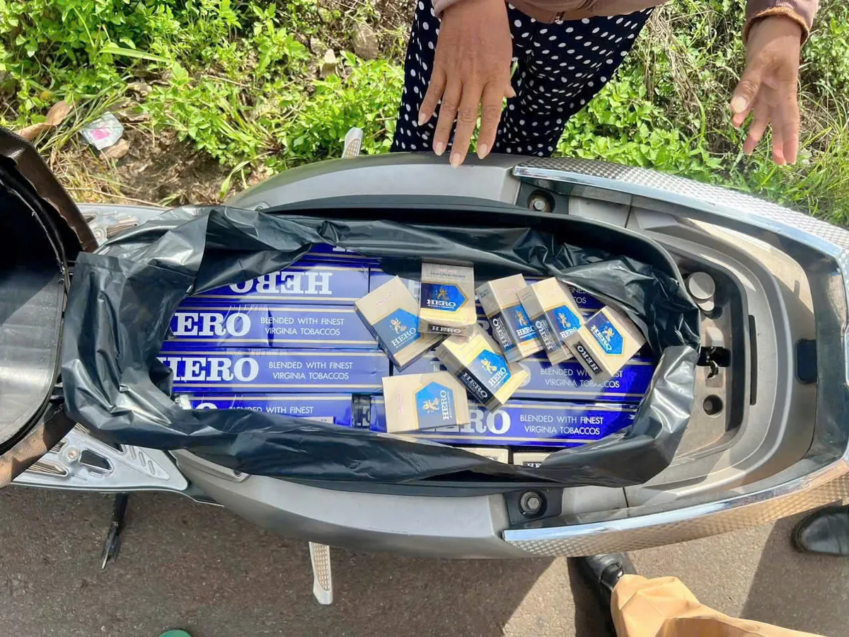 Thu giữ hơn 200 bao thuốc lá ngoại cất giấu trong cốp xe - Ảnh 1.