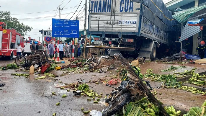 Xe tải lao vào chợ ở Quảng Trị: 3 trường hợp nguy kịch - Ảnh 1.