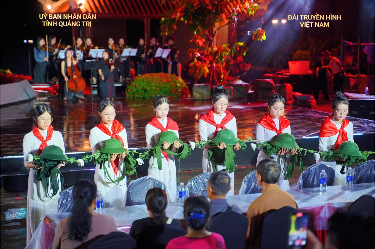 TRỰC TIẾP: "Lời tri ân - Dòng sông Hoa Lửa" (20h10, VTV1)- Ảnh 2. TRỰC TIẾP: "Lời tri ân - Dòng sông Hoa Lửa" (20h10, VTV1)- Ảnh 2.
