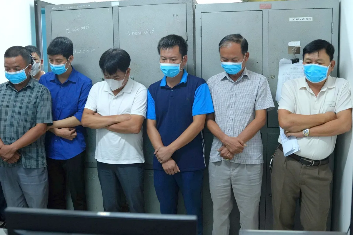 Nghệ An: Khởi tố 34 đối tượng lập khống hồ sơ và vi phạm quy định về đấu thầu - Ảnh 1.