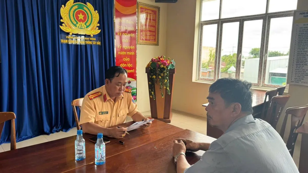 Xử lý nghiêm xe bồn ngang nhiên vượt đèn đỏ ở TP Hồ Chí Minh - Ảnh 1.