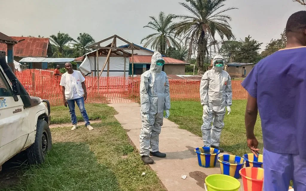 Người dân đứng bên ngoài trung tâm điều trị Ebola tại vùng Bulape, tỉnh Kasaï, Cộng hòa Dân chủ Congo, ngày 7/9/2025 (Ảnh: MSF/AP) Người dân đứng bên ngoài trung tâm điều trị Ebola tại vùng Bulape, tỉnh Kasaï, Cộng hòa Dân chủ Congo, ngày 7/9/2025 (Ảnh: MSF/AP)