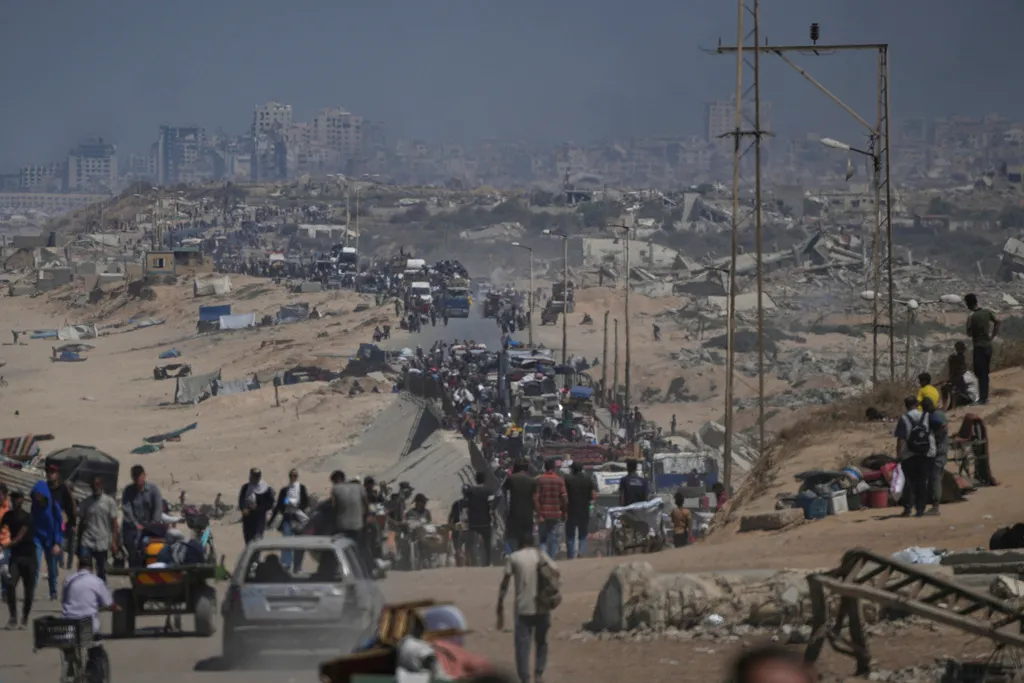 Gaza mất sóng viễn thông khi Israel mở rộng tấn công bộ binh và xe tăng - Ảnh 1.