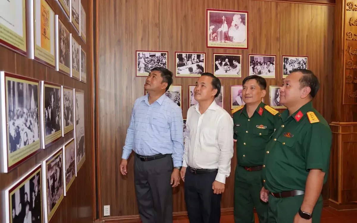 Các đại biểu tham quan Không gian Văn hóa Hồ Chí Minh tại Địa đạo Củ Chi - Ảnh: Địa đạo Củ Chi