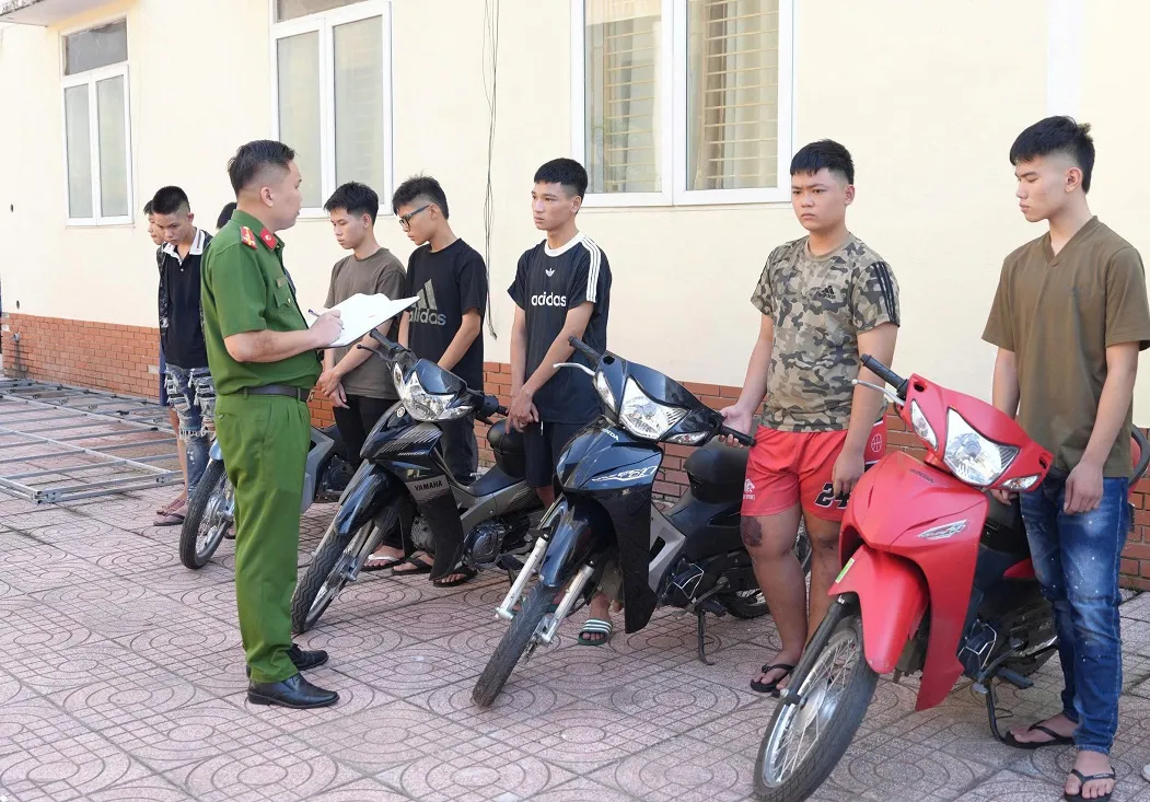 Khởi tố 8 đối tượng mang hung khí, đuổi đánh nhau trên đường phố Nghệ An  - Ảnh 2.
