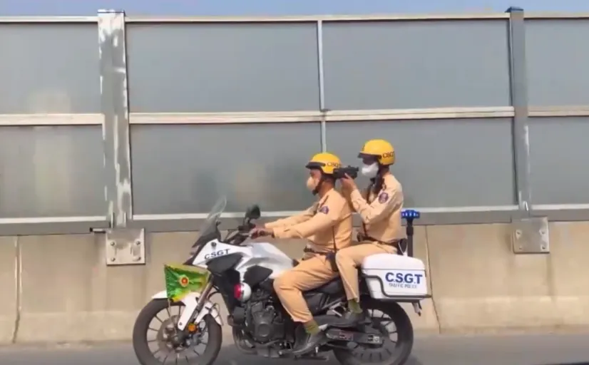 Dừng, đỗ sai quy định: CSGT Hà Nội dùng camera khóa chặt vi phạm - Ảnh 1.
