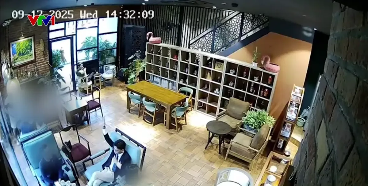 Nhân viên quán cà phê bị hành hung vì nhắc khách không hút thuốc - Ảnh 1.