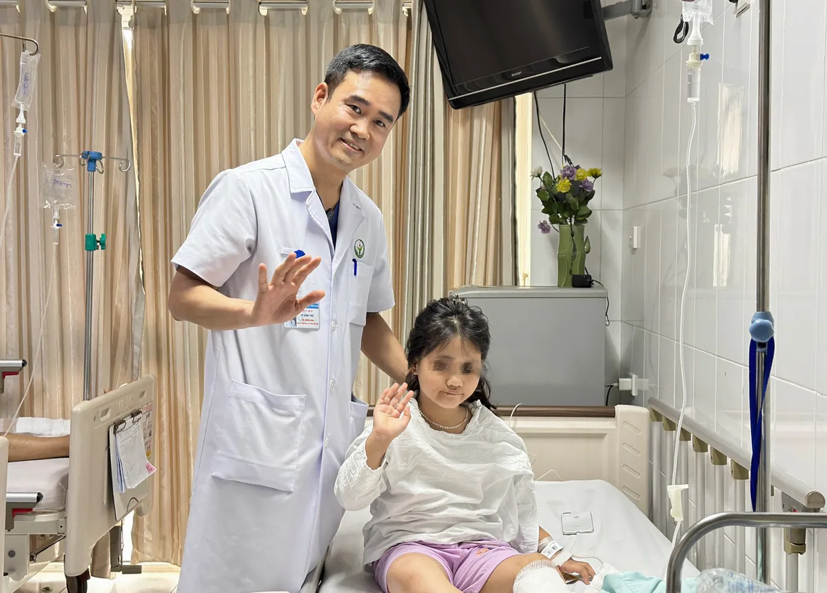 Nguy hiểm từ việc đắp lá chữa viêm xương - Ảnh 2.