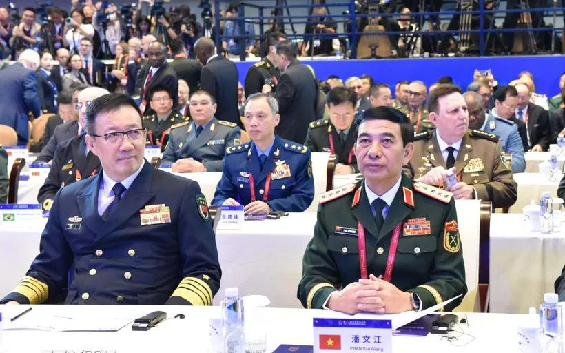 Bộ trưởng Bộ Quốc phòng Việt Nam Phan Văn Giang (phải) và Bộ trưởng Bộ Quốc phòng Trung Quốc Đổng Quân tại Diễn đàn Hương Sơn Bắc Kinh lần thứ 12. (Ảnh: TTXVN)