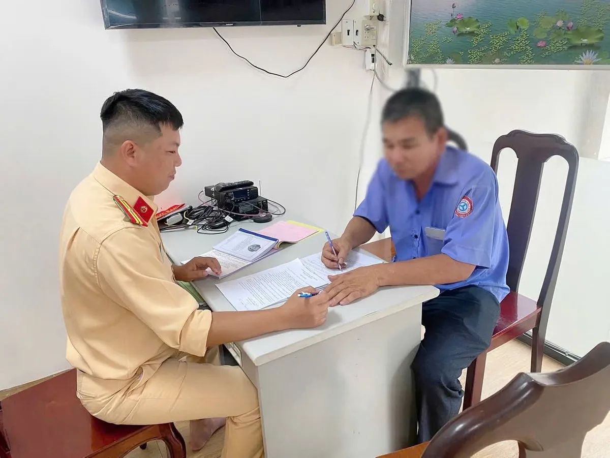 Đồng Nai xử lý lái xe buýt vượt ẩu trên Quốc lộ 20 - Ảnh 2.