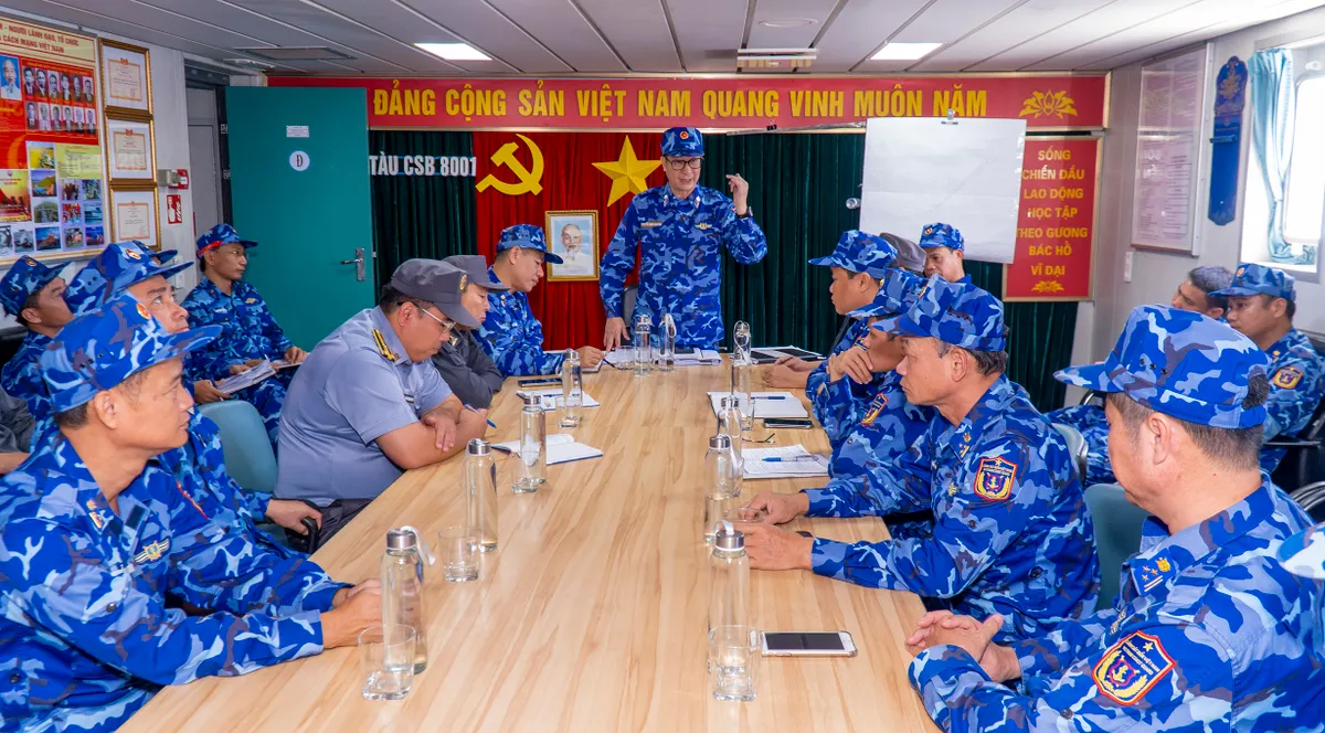 Vùng Cảnh sát biển 3 diễn tập tập chiến thuật vòng tổng hợp và bắn đạn thật trên biển  - Ảnh 1.