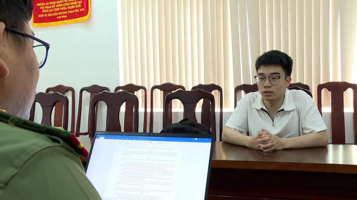 Triệt phá đường dây làm giấy tờ giả do "ông trùm" 9x điều hành - Ảnh 3.