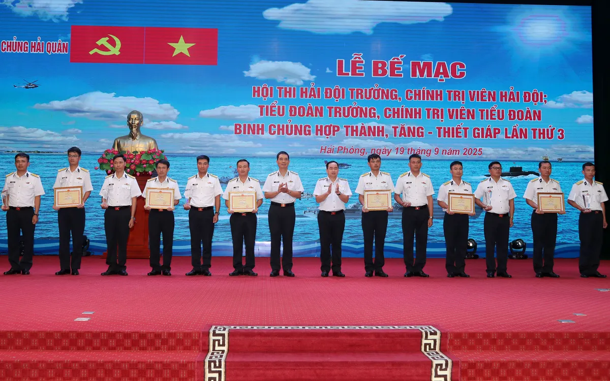 Đồng chí Tư lệnh và Chính ủy Hải quân trao giải đồng đội cho các thí sinh đạt giải Nhất, Nhì, Ba. Đồng chí Tư lệnh và Chính ủy Hải quân trao giải đồng đội cho các thí sinh đạt giải Nhất, Nhì, Ba.