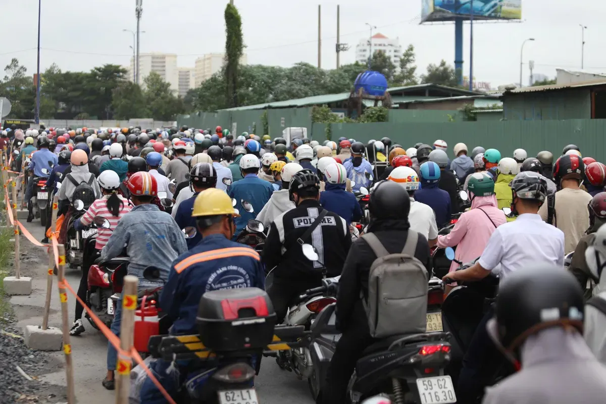 Nút giao An Phú hỗn loạn, TP Hồ Chí Minh triển khai loạt giải pháp cấp tốc - Ảnh 1.