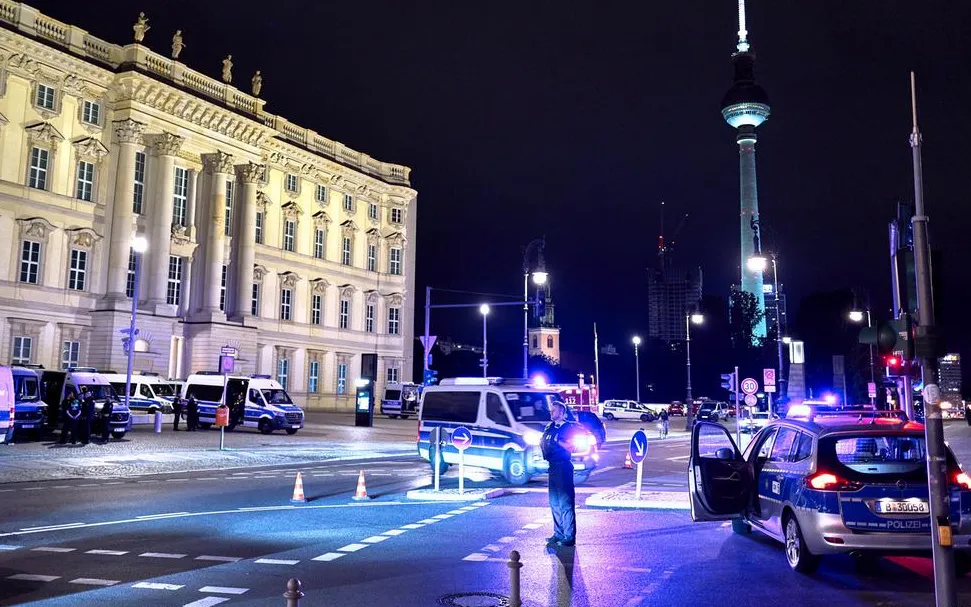 Cảnh sát Berlin đã đóng cửa các con phố ở trung tâm thủ đô nước Đức vào đêm 18/9 (Ảnh: DPA) Cảnh sát Berlin đã đóng cửa các con phố ở trung tâm thủ đô nước Đức vào đêm 18/9 (Ảnh: DPA)