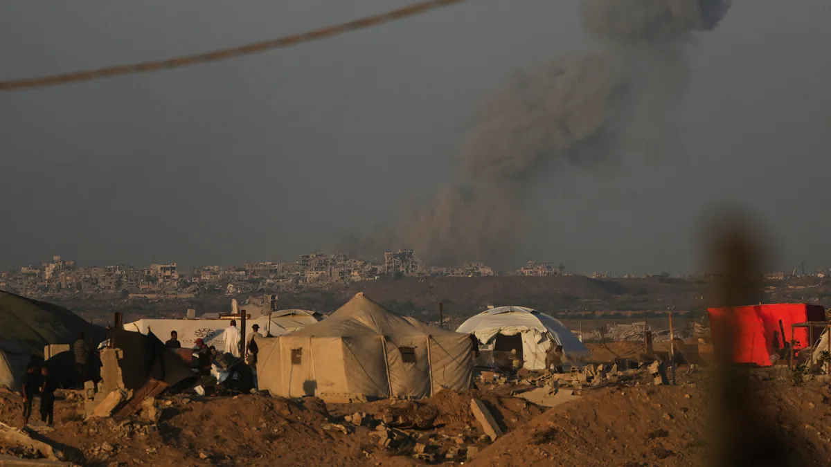 Israel mở tuyến đường mới ra khỏi thành phố Gaza khi số người chết vượt quá 65.000 - Ảnh 1. Israel mở tuyến đường mới ra khỏi thành phố Gaza khi số người chết vượt quá 65.000 - Ảnh 1.