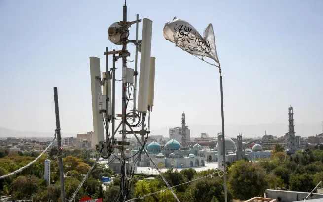 Thiết bị viễn thông cung cấp dịch vụ Internet ở Mazar-i-Sharif, tỉnh Balkh, Afghanistan, hôm 16/9 (Ảnh: AFP/Getty Images) Thiết bị viễn thông cung cấp dịch vụ Internet ở Mazar-i-Sharif, tỉnh Balkh, Afghanistan, hôm 16/9 (Ảnh: AFP/Getty Images)